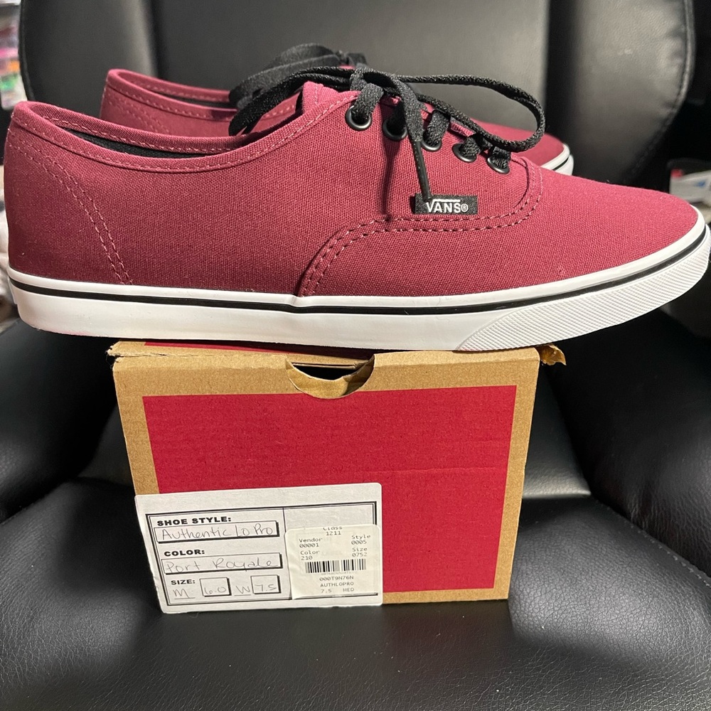 Vans Authentic Lo Pro Unisex Shoe in Port Royale. Mens 6/Women’s 7.5
